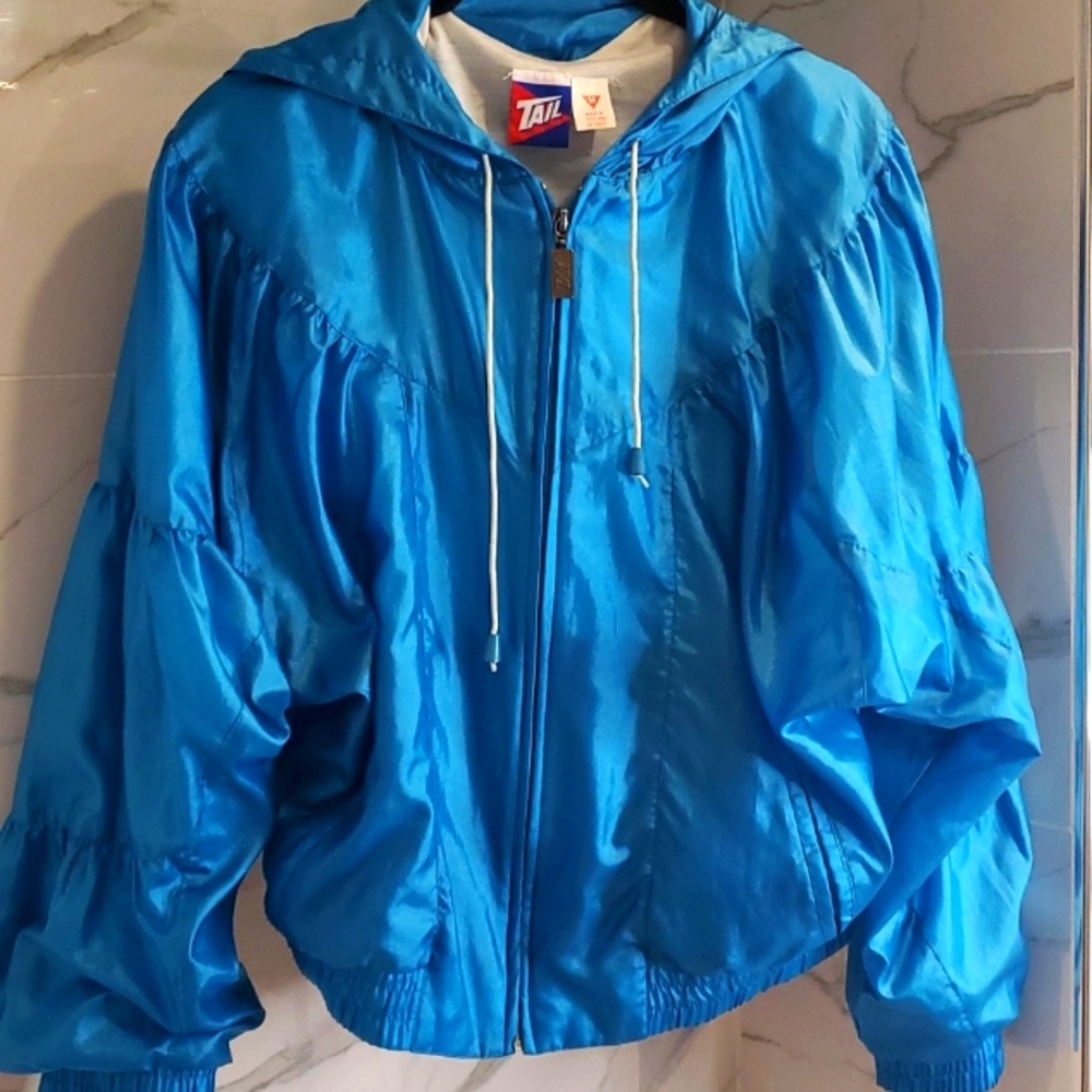 TAIL SIZE MEDIUM.  WINDBREAKER.  HOODIE PUFFY SLEEVES